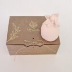 Fadinha 3D com mãos no rosto - Mineral Organic Crafts