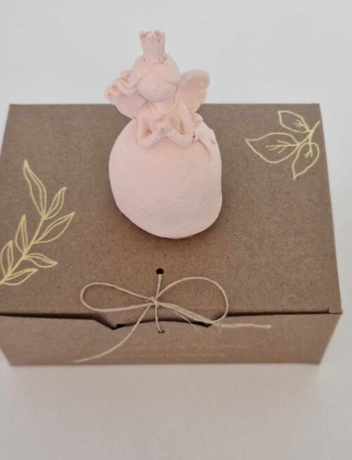 Fadinha 3D com mãos postas - Mineral Organic Crafts