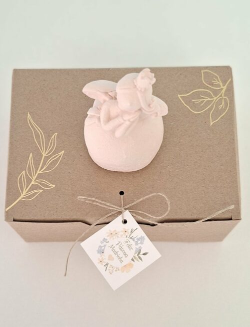 Fadinha 3D com mãos no rosto - Mineral Organic Crafts