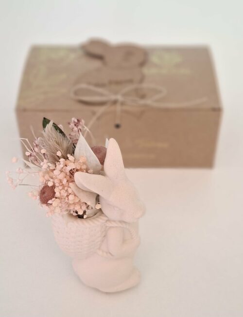 Coelho com cesta de flores coral - Cerâmica Perfumada da Mineral Organic Crafts