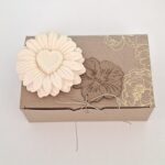 Gerbera amarela com coração - Cerâmica Perfumada da Mineral Organic Crafts