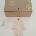 Mão de Fátima bege - Cerâmica Perfumada da Mineral Organic Crafts